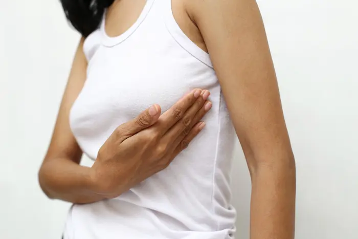 Kyste au sein : est-ce grave et quels examens permettent de l’identifier ?