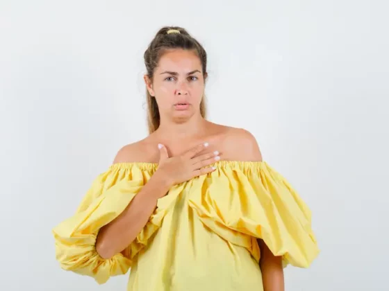 Écoulement du mamelon : quand faut-il s’inquiéter et quels examens faire ?