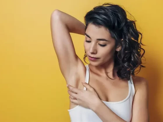 Boule sous l’aisselle : est-ce lié au sein et quels examens faire ?