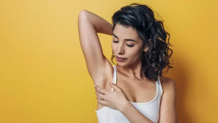 Boule sous l’aisselle : est-ce lié au sein et quels examens faire ?