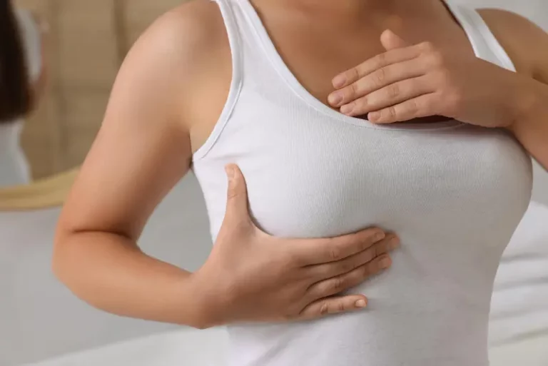 Auto-palpation des seins : la méthode en 5 étapes