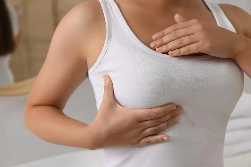 Auto-palpation des seins : la méthode en 5 étapes