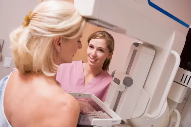 Mammographie : ça fait mal ? Comment bien s'y préparer
