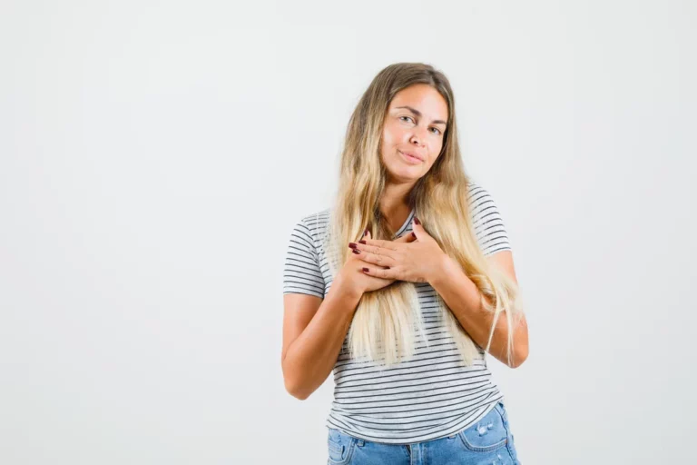 Douleur au sein droit : causes et quand consulter